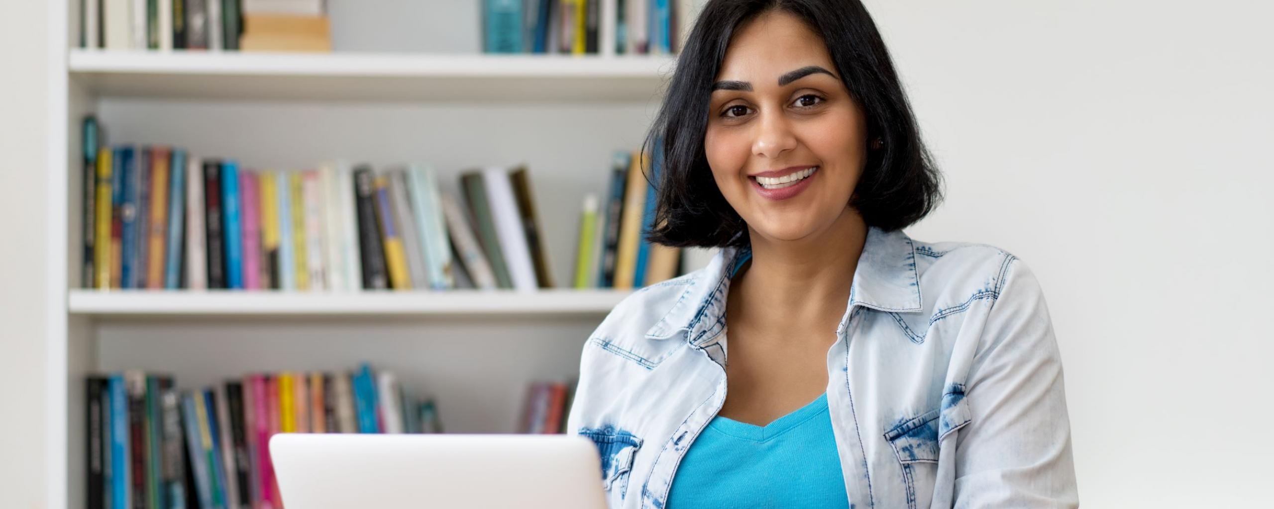 Vrouw achter laptop