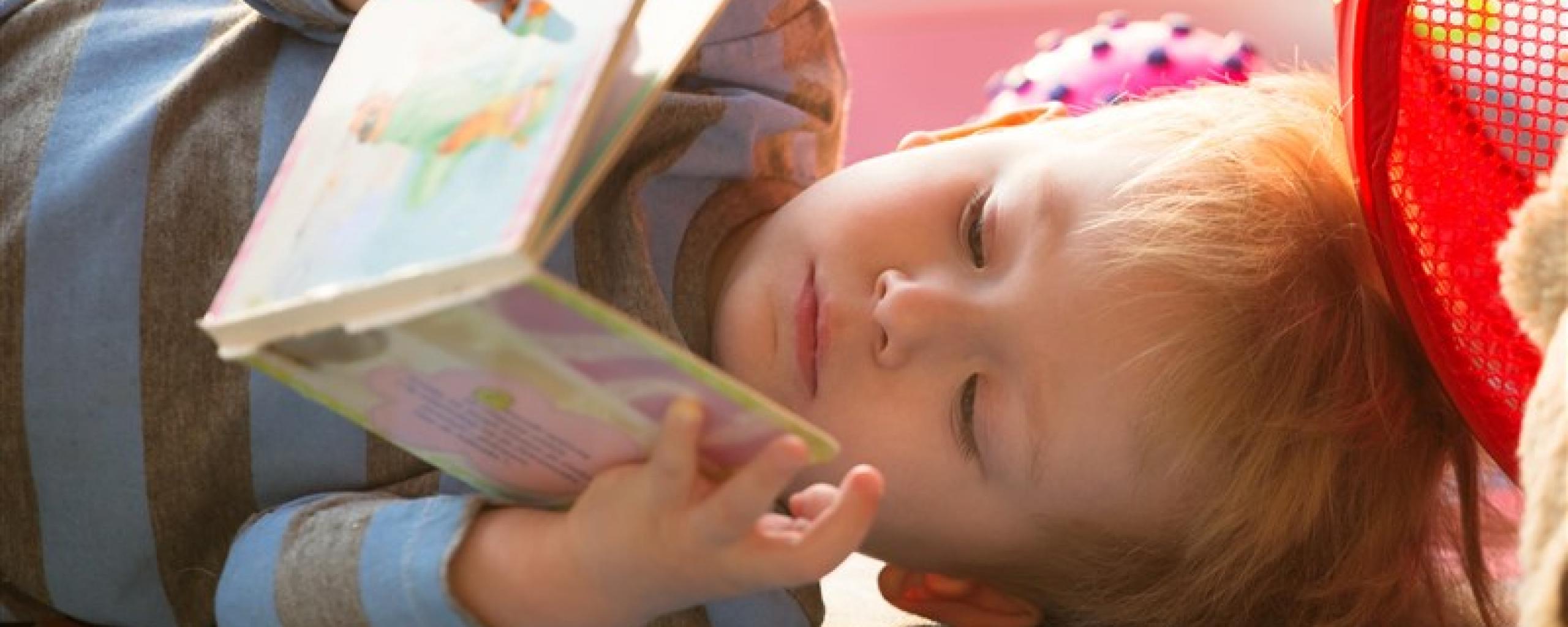Kind leest een boek.